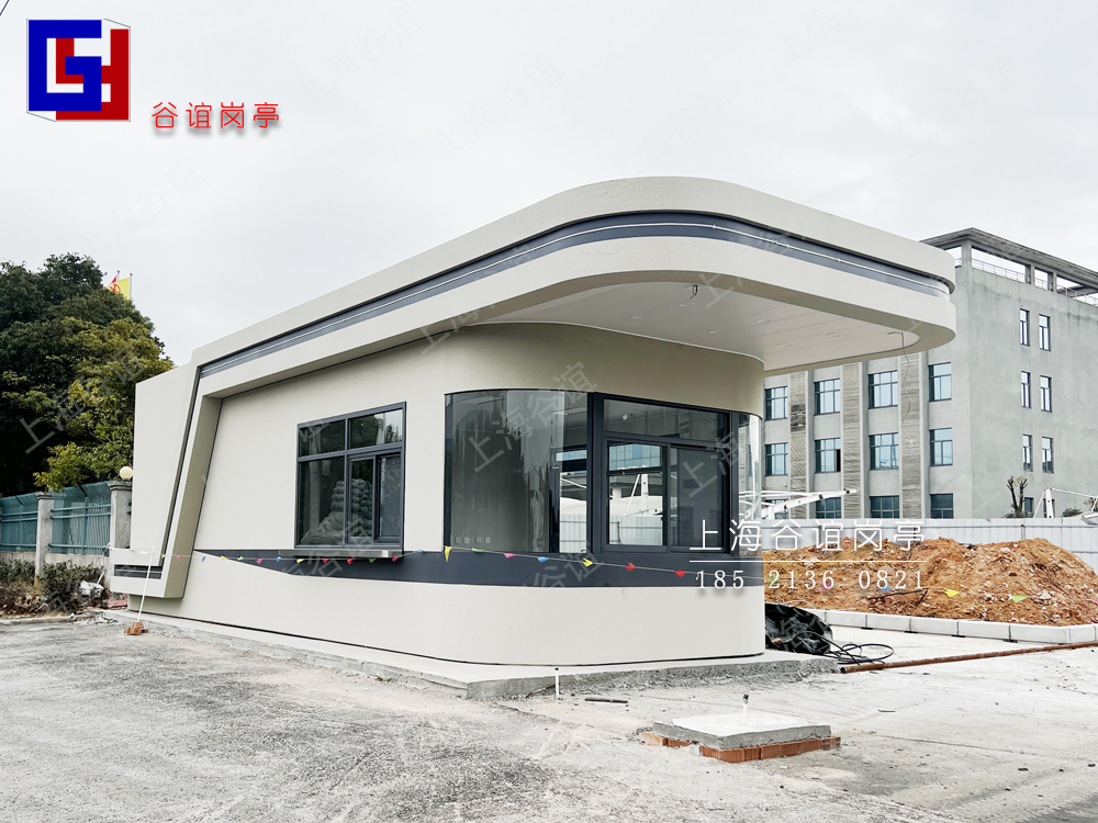 鋼結(jié)構(gòu)成品崗?fù)ひ蚱洳牧咸匦裕◤?qiáng)度高、可塑性強(qiáng)）和模塊化生產(chǎn)優(yōu)勢(shì)，在造型和耐用性上具有顯著特點(diǎn)
